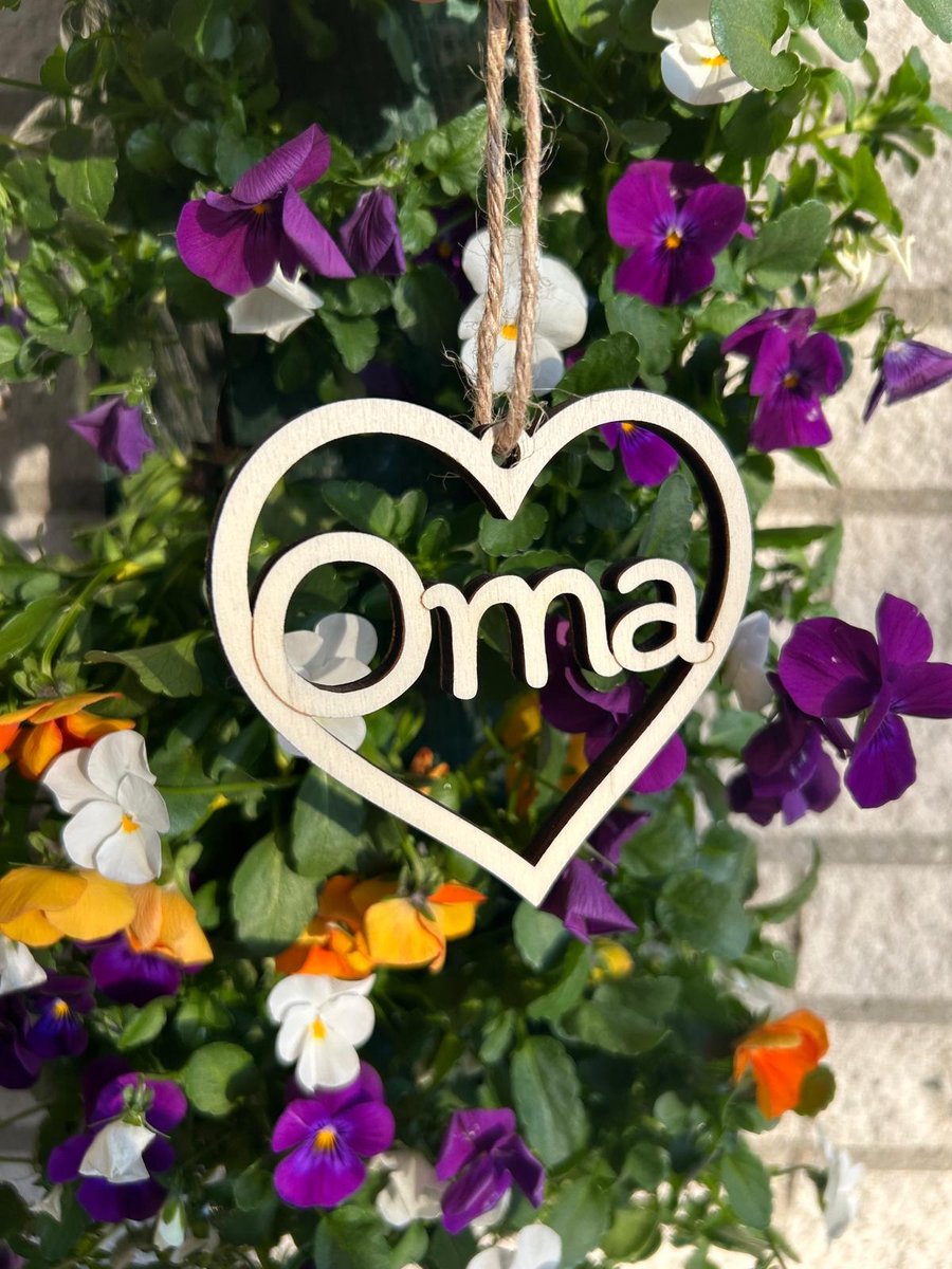 Houten Hanger 'Oma' - 9 cm - Moederdag Cadeau - Grootmoeder Geschenk - Decoratie Label - Verjaardag - Mooi - Klassiek - Stijlvol - Liefdevol en Rustiek - Persoonlijk - - Gravure in Hout - Verjaardag Idee - Kleine Houtdecoratie