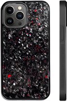 iPhone 14 Pro Max hoesje van zwart carbon fiber met rode accenten, glanzend, zijkant zichtbaar.