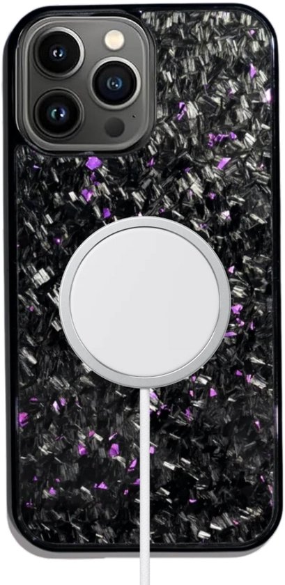 iPhone 15 Pro Max hoesje van carbon fiber met paarse accenten, met MagSafe lader.