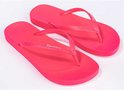 Fuchsia Ipanema teenslippers met patroon op de zool.