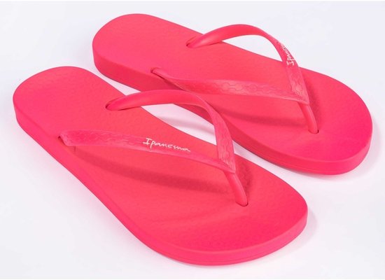 Fuchsia Ipanema teenslippers met patroon op de zool.