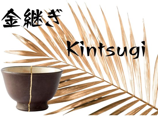 Donkere kom met gouden Kintsugi-reparatie en gouden palmblad