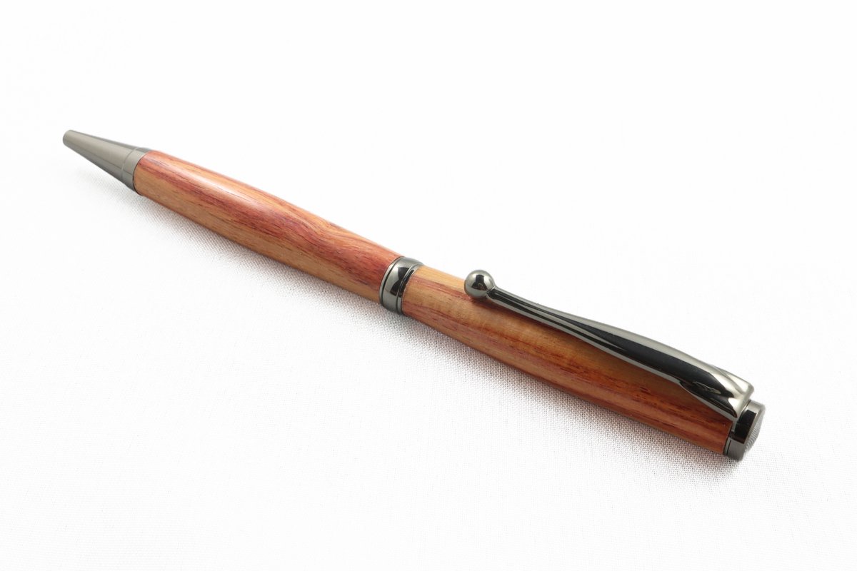 STB luxe premium (twist) balpen, handgemaakt, “gun metal” gecoat metaal en Braziliaans tulpen hout, made in Holland