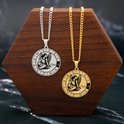 Een zilverkleurig en een goudkleurig Maagd (Virgo) medaillon aan zilverkleurige kettingen op een houten display.