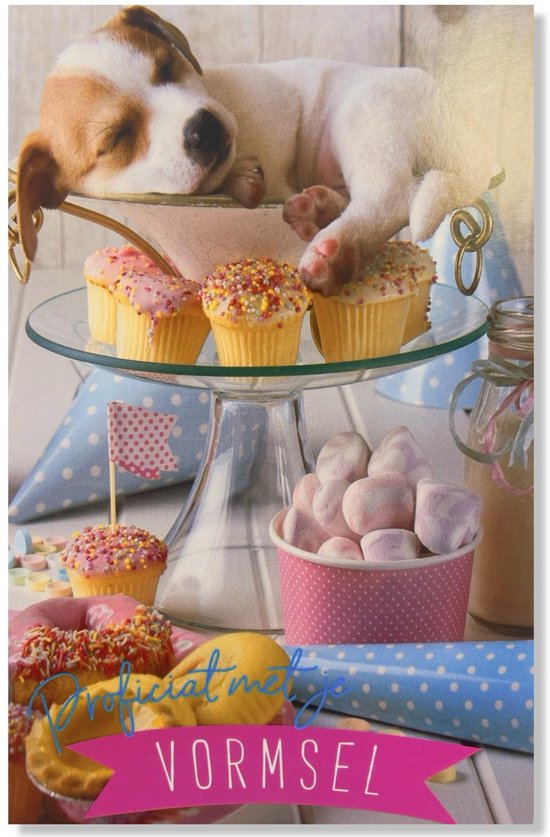 Gevouwen wenskaart met een slapende puppy op een etagère met cupcakes en marshmallows. Tekst "Vormsel".