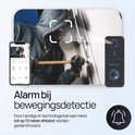 Zwarte slimme deurbel die een dief met inbrekerswerktuig detecteert, met telefoonweergave.