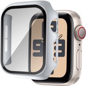 Zilveren hardcase hoesje naast een Apple Watch 46mm met beige wijzerplaat.