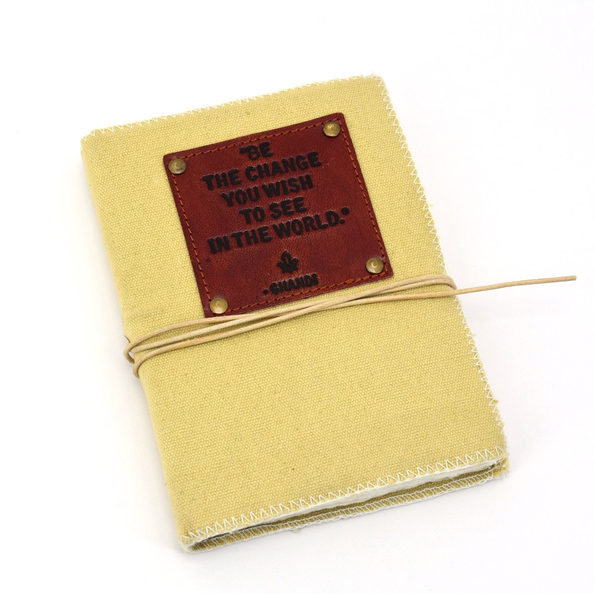 Notitieboek 18 x 13 cm met handgemaakte crème canvas kaft, leren label en handgeschept papier
