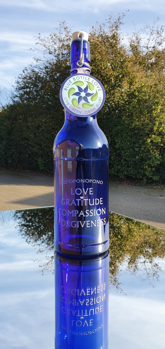 Glazen karaf met gravering - Ho'oponopono LGCF - blauwe fles - 1 liter karaf - graveren - uniek cadeau - symbool - blauw glas - zandstralen - verjaardagscadeau