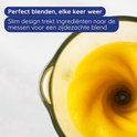 Gele smoothie wordt gemixt in de glazen kan van de blender. Zorgt voor een glad resultaat.