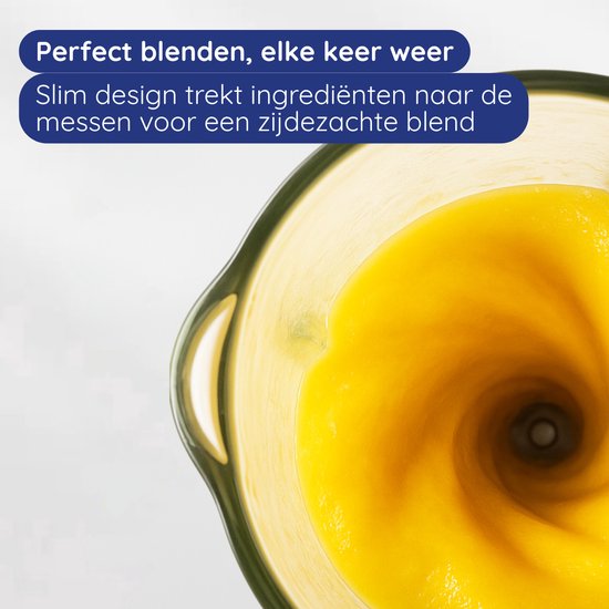Gele smoothie wordt gemixt in de glazen kan van de blender. Zorgt voor een glad resultaat.