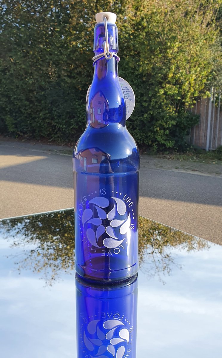 Glazen karaf met gravering - Water is Life is Love - blauwe fles - 1 liter karaf - graveren - uniek cadeau - symbool - blauw glas - zandstralen - verjaardagscadeau