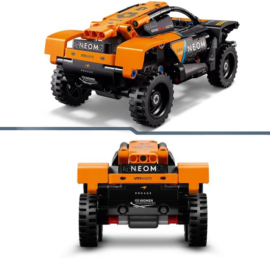 Achterkant en zijkant van een zwarte en oranje LEGO Technic raceauto. De auto heeft grote wielen en sponsorlogo's.
