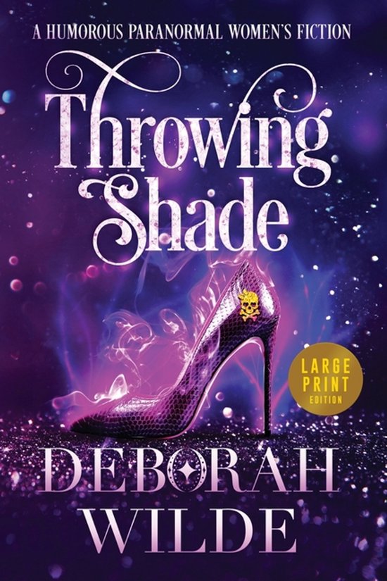 Boekcover met de titel 'Throwing Shade' door Deborah Wilde. Een paarse slangenhuid hoge hak met schedeldetail staat op glinsterende paarse rook.