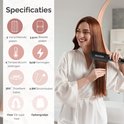 Vrouw met lang, steil bruin haar gebruikt zwarte stijltang. Specificaties tonen 5 verschillende platen, 3,5 cm brede platen, 4 temperatuurinstellingen, 60W vermogen, 360° draaibare kabel, 2,8M stroomkabel.