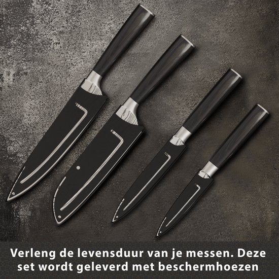 Vier Nazrom keukenmessen met zwarte bladen en donkerhouten handvatten, elk met een beschermhoes.