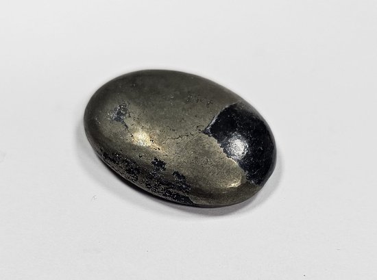 Een gladde, ovale, grijsgroene steen met glinsterende metalen secties aan de bovenkant en rechterzijde.