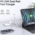 Witte 20W PD dual port snellader aangesloten op een tablet en smartphone. Laat de snelle oplaadfunctie zien.