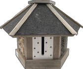 Houten insectenhotel met bitumen dak, witte houten middenstuk en gaasvulling.