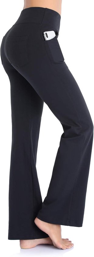 Zwarte yoga broek met wijde pijpen, hoge taille en een smartphone in de zijzak, gedragen door een model.