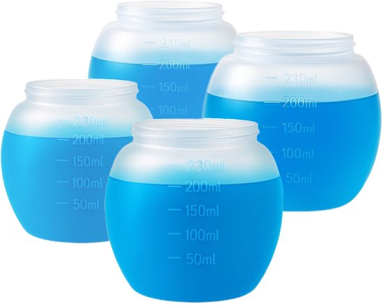 Quatre boules doseuses rondes et mates, remplies de liquide bleu, avec des marques de mesure jusqu'à 230 ml.