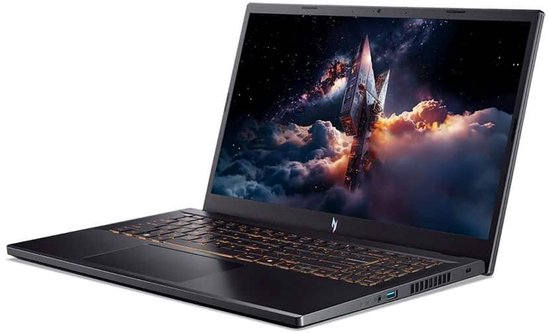 Zwarte Acer gaming laptop met oranje verlicht toetsenbord, gezien vanaf de zijkant.