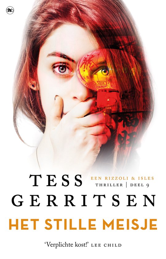 Boek "Het Stille Meisje" door Tess Gerritsen. Vrouw met hand voor mond, reflectie van Aziatische stad in oog.
