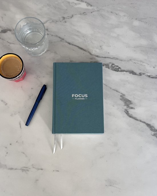 Foto: Focus planner productivity planner ongedateerde maand week en dagplanner doelen behalen beter georganiseerd leven