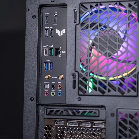 Achterpaneel van een computer met diverse poorten en een verlichte ventilator met paarse en blauwe gloed.