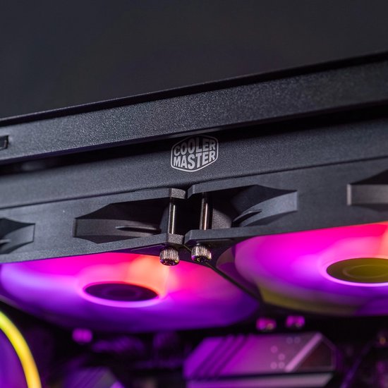 Close-up van de bovenkant van een computerkast met Cooler Master logo en verlichte ventilatoren.