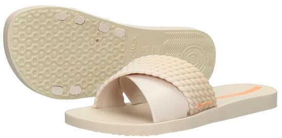 Lichtbruine Ipanema slippers, waarvan één met de zool omhoog.