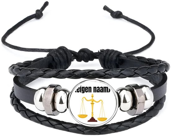 Bracelet en cuir noir avec une breloque ronde arborant le texte 'eigen naam' et une balance dorée.