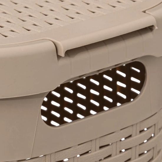 Close-up van een beige wasmand van gevlochten kunststof met een deksel en handgrepen.