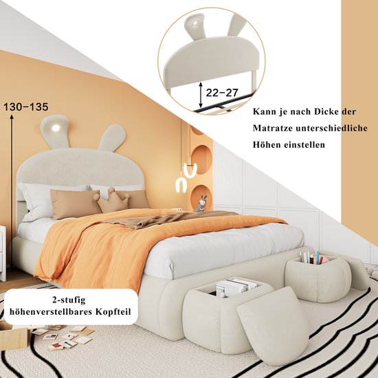 Wit kinderbed met konijnenoren hoofdbord, oranje dekbed en verstelbare hoogte van 130-135 cm.