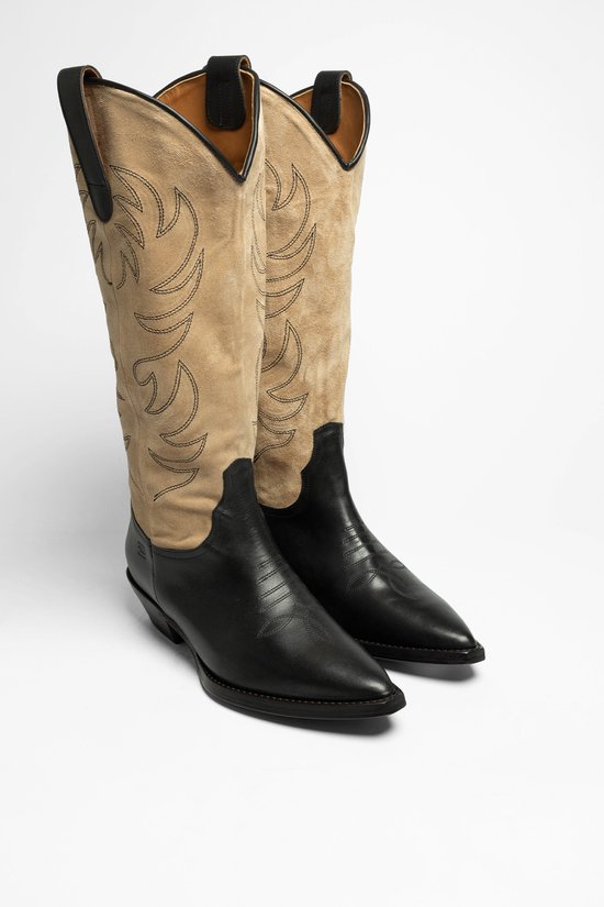 Zwarte laarzen met beige schacht, sierlijke stiksels en puntige neus, schuin van voren.