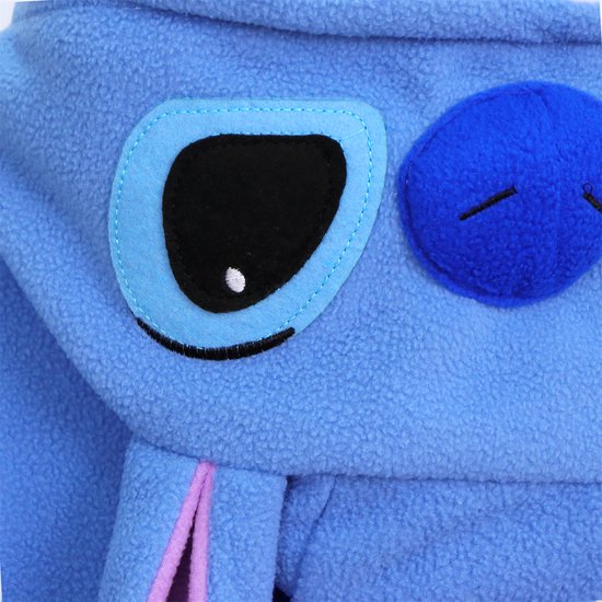 Blauwe fleece onesie met grote zwarte en blauwe ogen, Stitch-gezicht details en paarse accenten aan de zijkant van het hoofd.