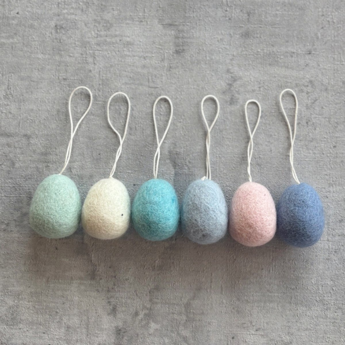 Set van 6 vilten hangers pastel effen small - Paaseieren 4x3cm