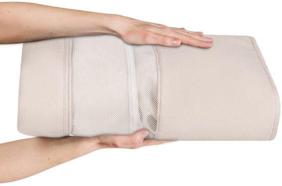 Berceau cododo beige avec fenêtre en maille, tenu par des mains.