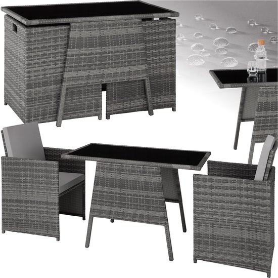 Grijze wicker tuinset, bestaande uit een tafel en twee stoelen, op een terras. Waterdruppels op textiel.