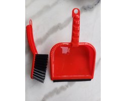 Vuilblik rood met zachte borstel, rubberen lip en rand met tanden om de borstel te reinigen 35x22cm