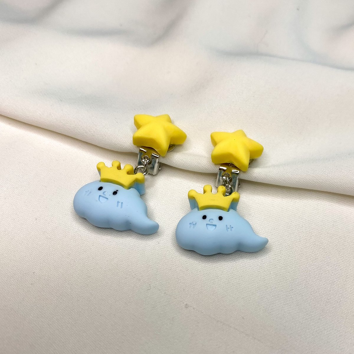 Klipoorbellen.com - Wolkje Blauw - Kinderoorbellen - Clipoorbel - Klipoorbellen - Nepoorbellen - Kinder oorbellen clip - oorclips kids