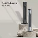 Zwarte en zilverkleurige CoolHome torenventilatoren naast elkaar op decoratieve stenen.