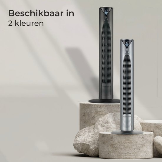 Zwarte en zilverkleurige CoolHome torenventilatoren naast elkaar op decoratieve stenen.