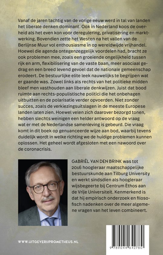 Grijsgetinte foto van Gabriël van den Brink, schrijver van Ruw ontwaken uit de neoliberale droom. Hij draagt een bril en een blauw overhemd.