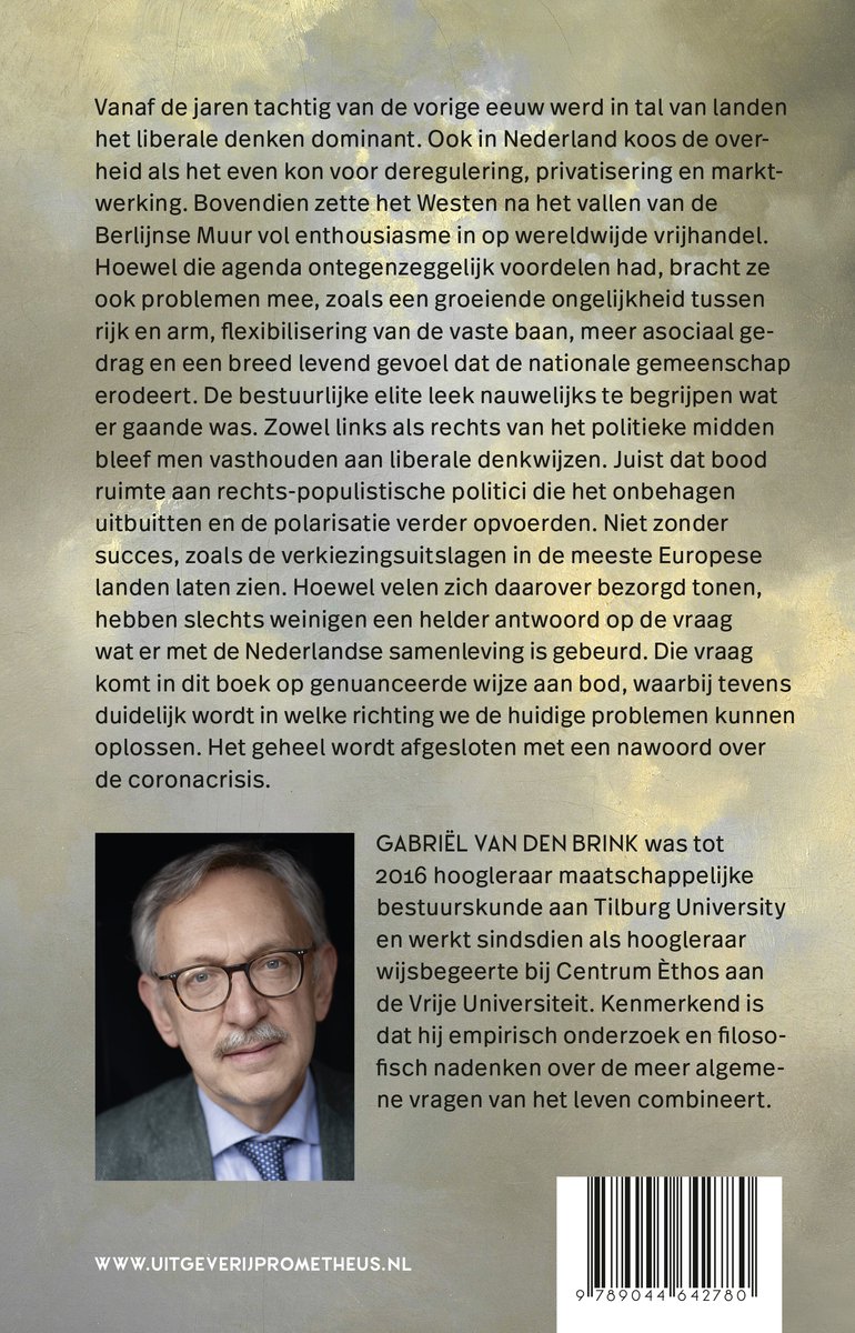 Grijsgetinte foto van Gabriël van den Brink, schrijver van Ruw ontwaken uit de neoliberale droom. Hij draagt een bril en een blauw overhemd.