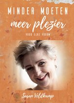 Boek 'Minder moeten, meer plezier'. Een glimlachende vrouw met kort blond haar, met sieraden.