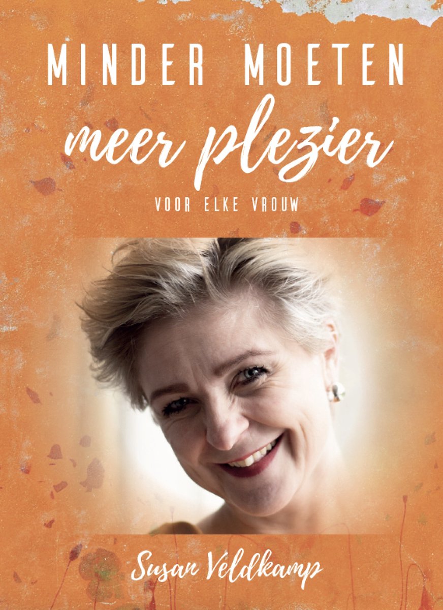 Boek 'Minder moeten, meer plezier'. Een glimlachende vrouw met kort blond haar, met sieraden.