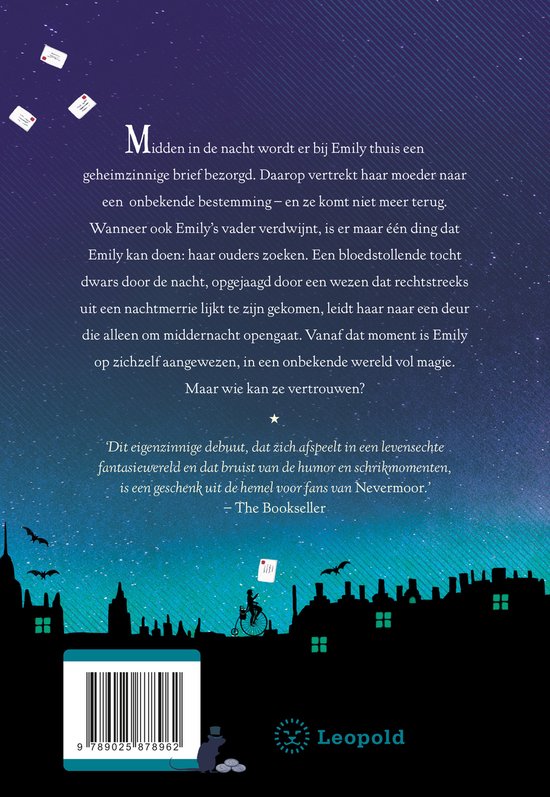 De achterkant van het boek 'De brief om Middernacht' met een silhouette van een stad en een schaduw van een vrouw op een fiets.