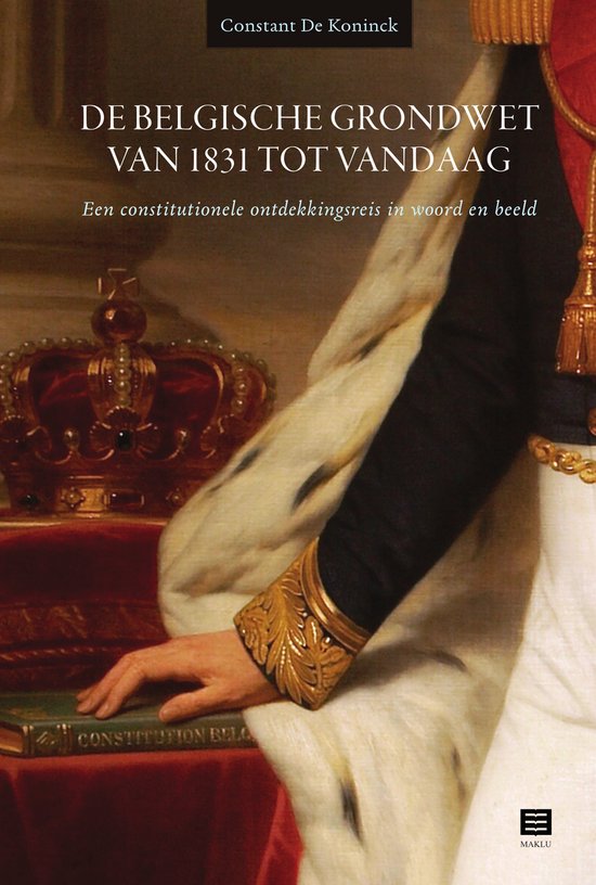 Boekomslag met de titel 'DE BELGISCHE GRONDWET VAN 1831 TOT VANDAAG'. Een hand rust op een boek met de tekst 'CONSTITUTION BELG'. Een kroon is links te zien.