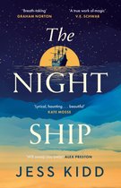 Boekomslag van 'The Night Ship' van Jess Kidd. Een schip op zee bij zonsondergang onder een sterrenhemel.